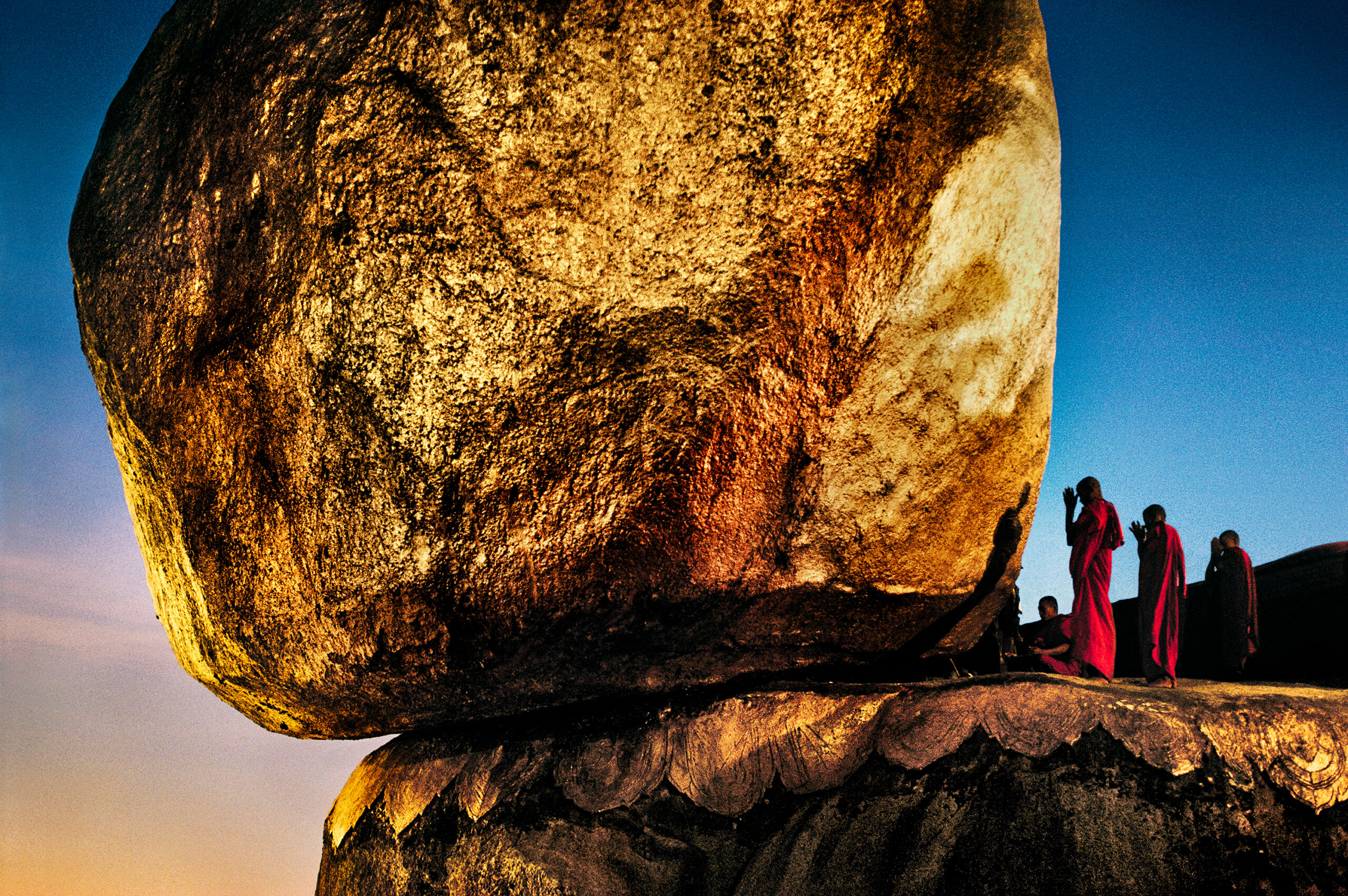 Monks make pilgrimage to Kyaiktiyo Pagoda, (Golden Rock). Kyaikto, Myanmar, 1994 © Steve McCurry.